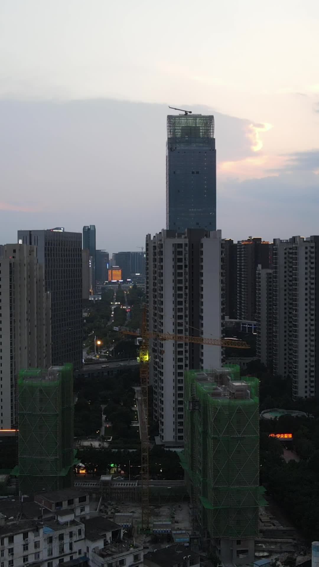 城市黄昏的建设景象