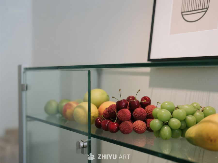 玻璃柜中的新鲜水果展示 31