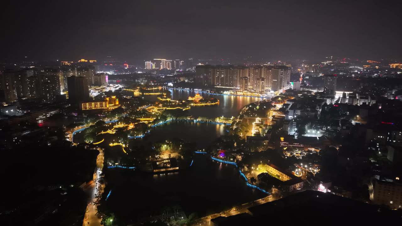灯火辉煌的城市夜景