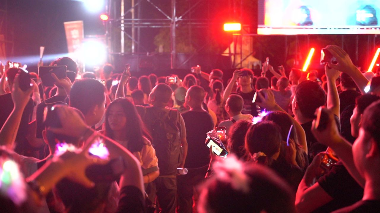 音乐会狂欢嗨皮挥动双手挥动手机音乐之夜（二）