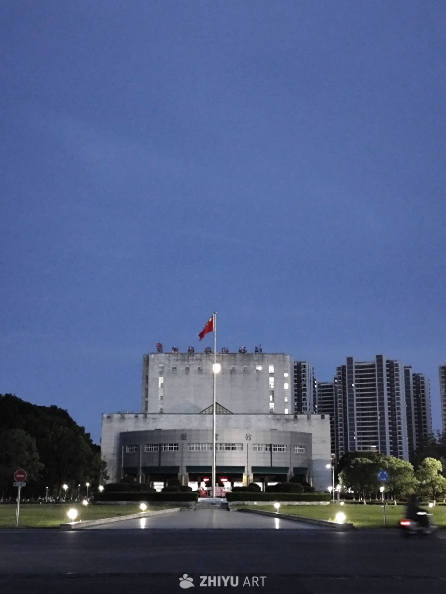 夜幕下的庄严图书馆