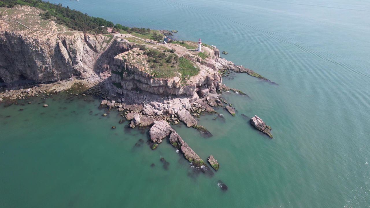 大海海洋沙滩礁石海岛自然风光航拍 