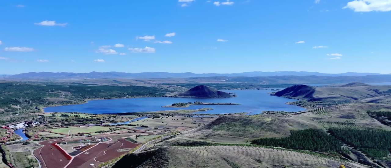 航拍草原山峦湖泊 多伦淖尔