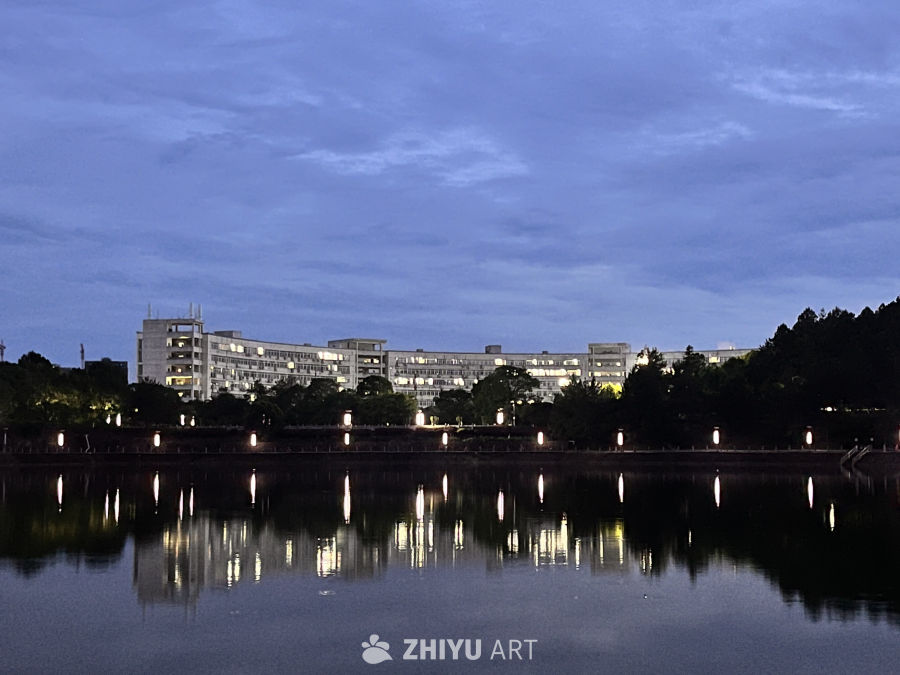 湖畔夜景：灯火与倒影的交响