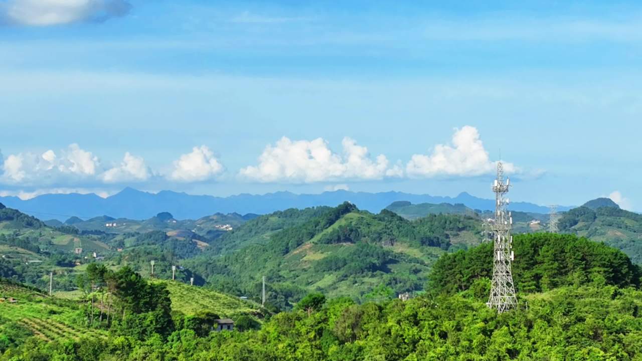 山间通信塔与绿意