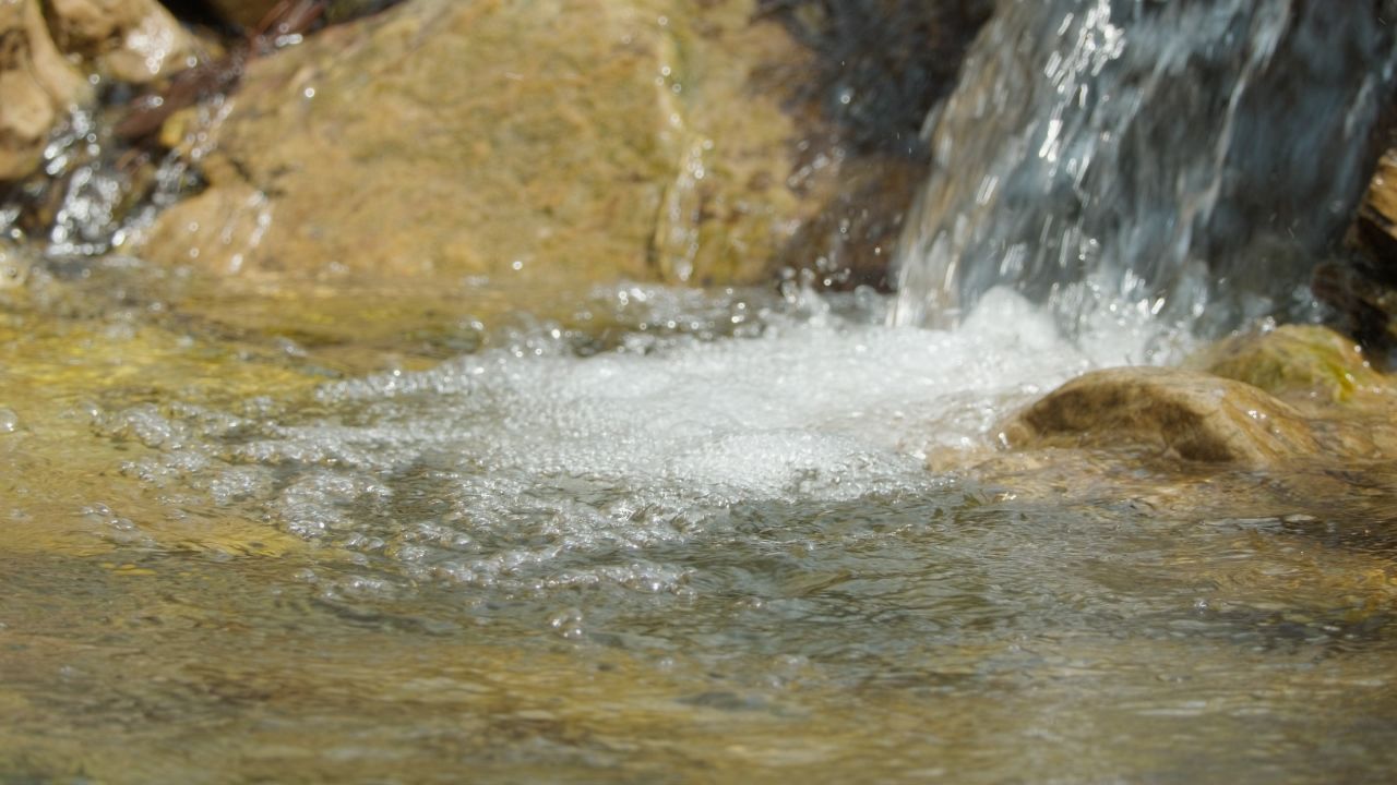 清澈山泉水温泉矿泉水小溪山涧 32
