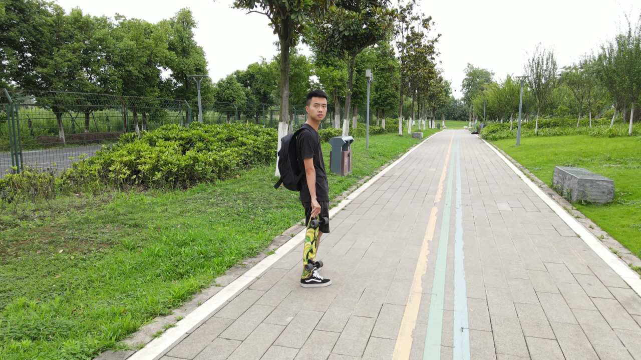 帅哥滑滑板航拍