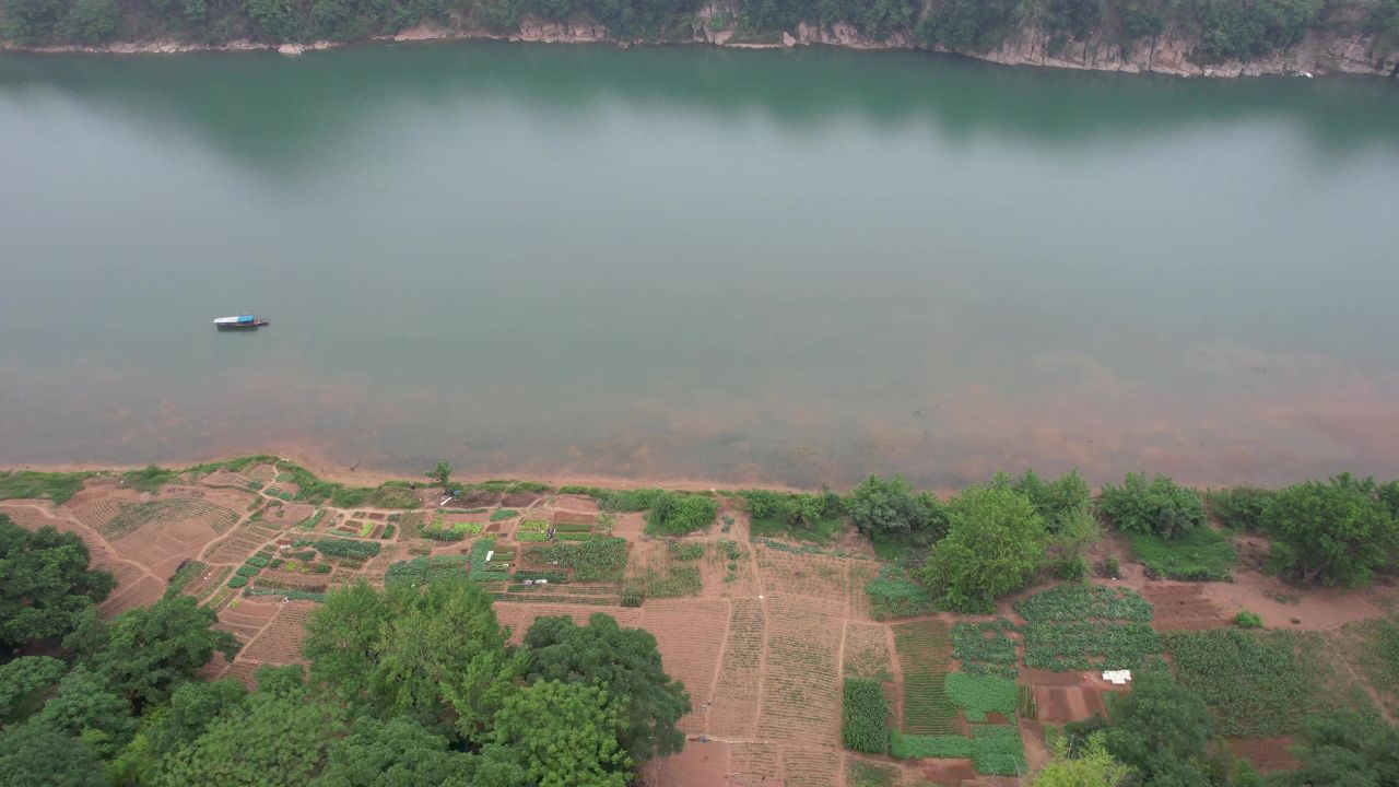 自然风景江边游船风光航拍 