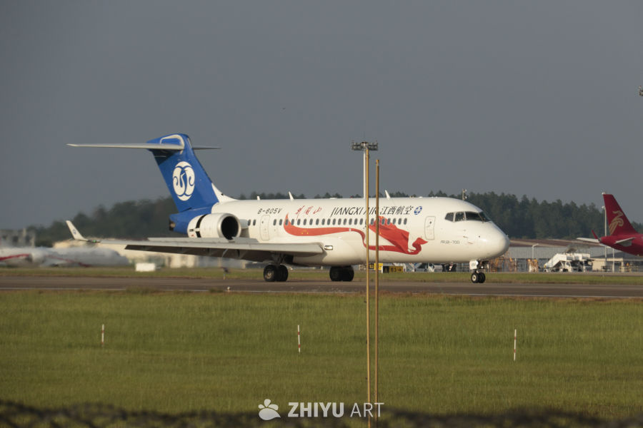 江西航空ARJ21-700飞机准备起飞