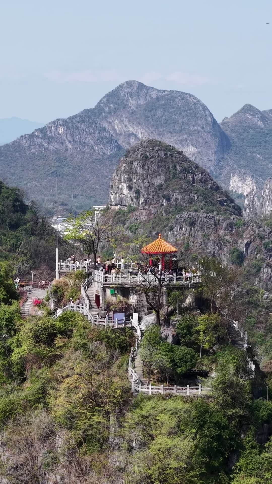 山间古亭与村庄