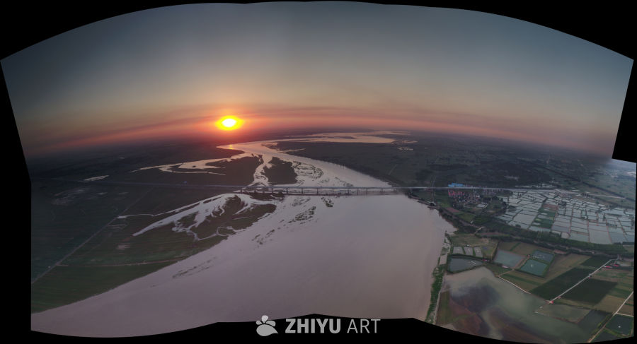 夕阳下的河流与田野