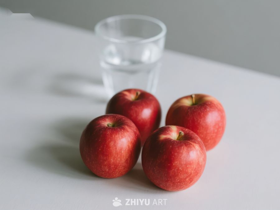 四个红苹果与一杯水 466