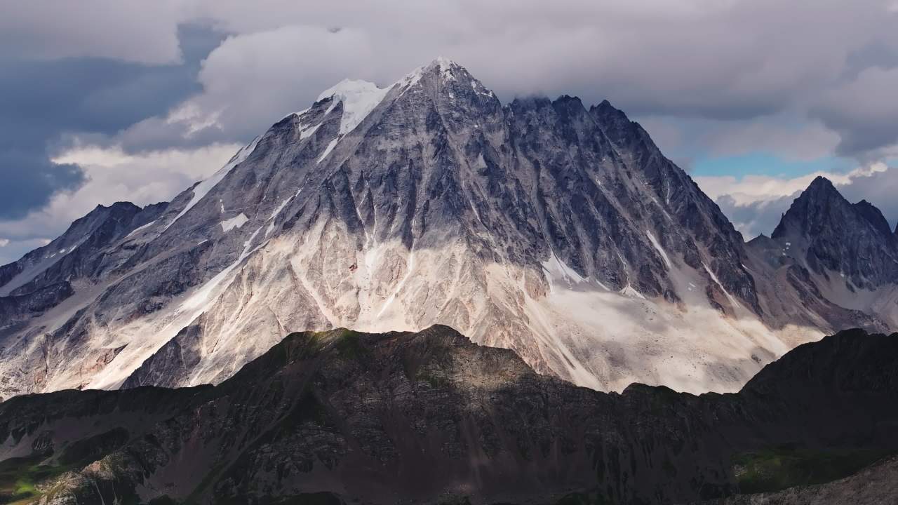 川西雅拉雪山壮观大气自然风光航拍