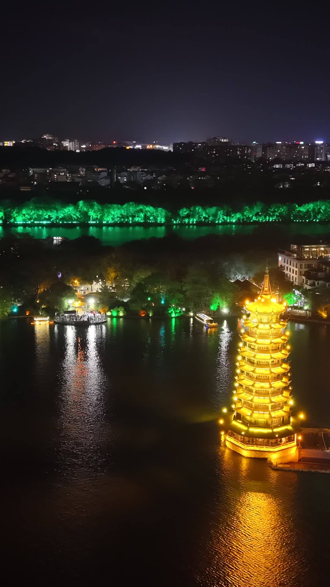 竖版航拍桂林两江四湖夜景日月双塔 (7)