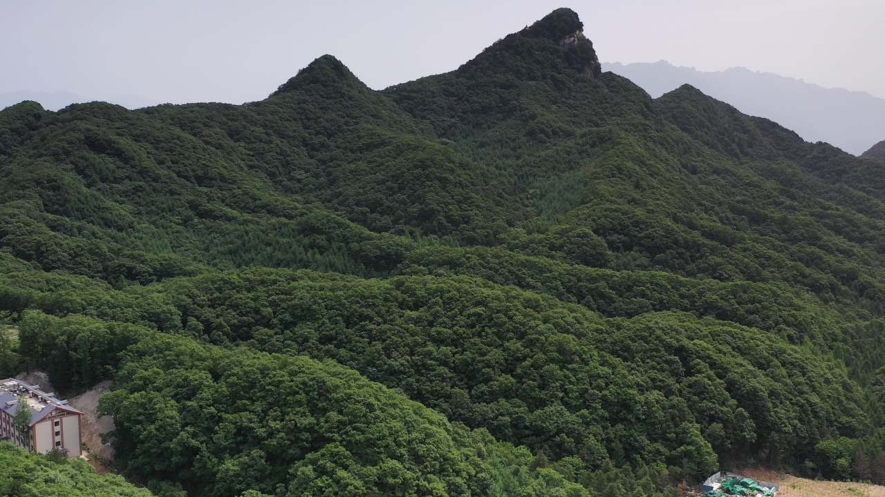 山间绿意盎然的宁静村落