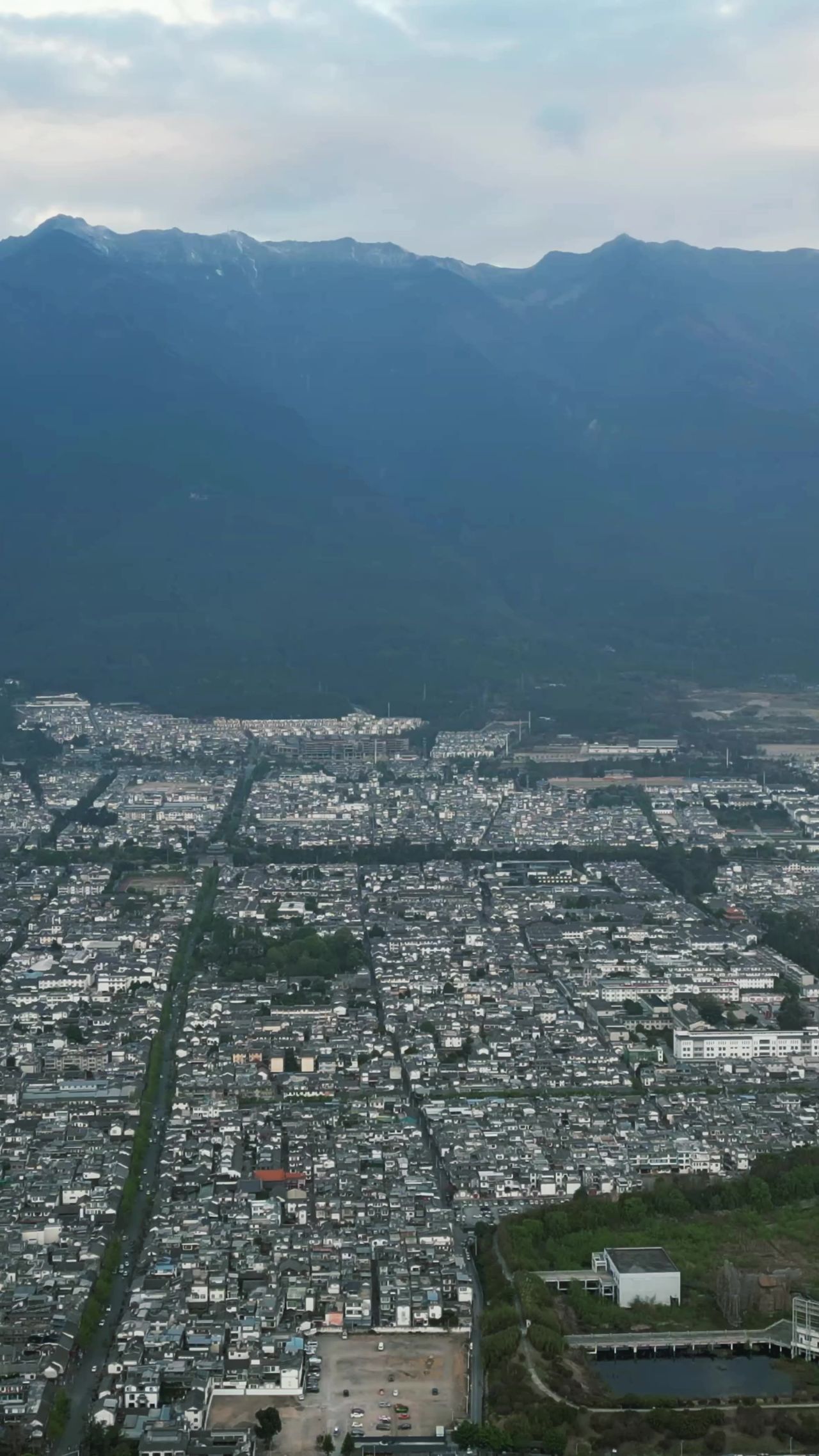 云南大理古城苍山竖屏航拍  