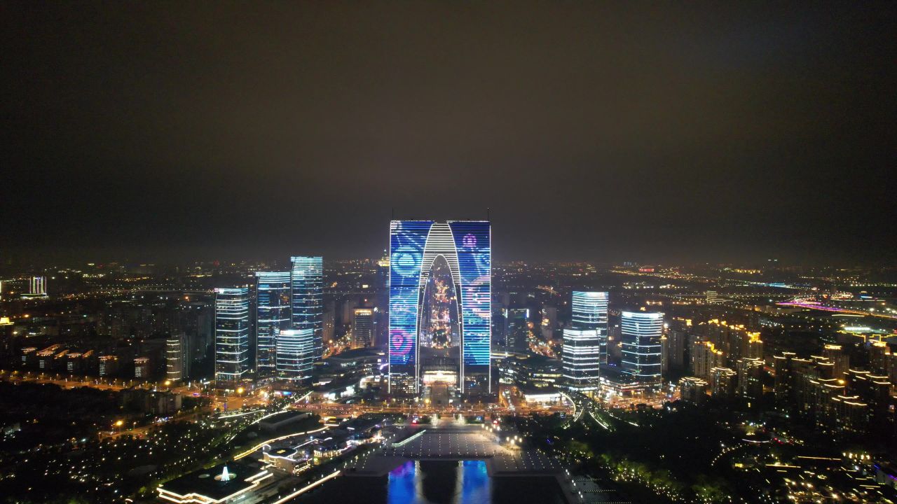 江苏苏州工业园区国金中心苏州之门夜景灯光航拍  
