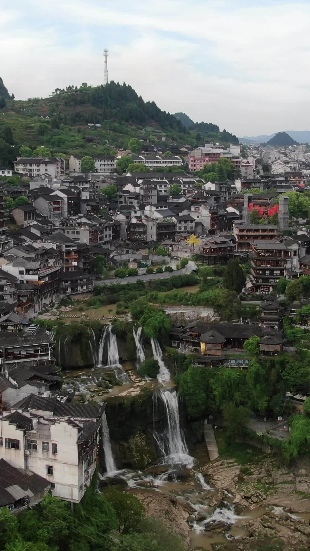 古镇瀑布之景