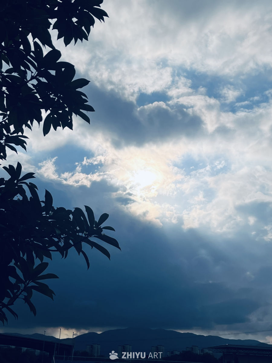 阳光穿透云层