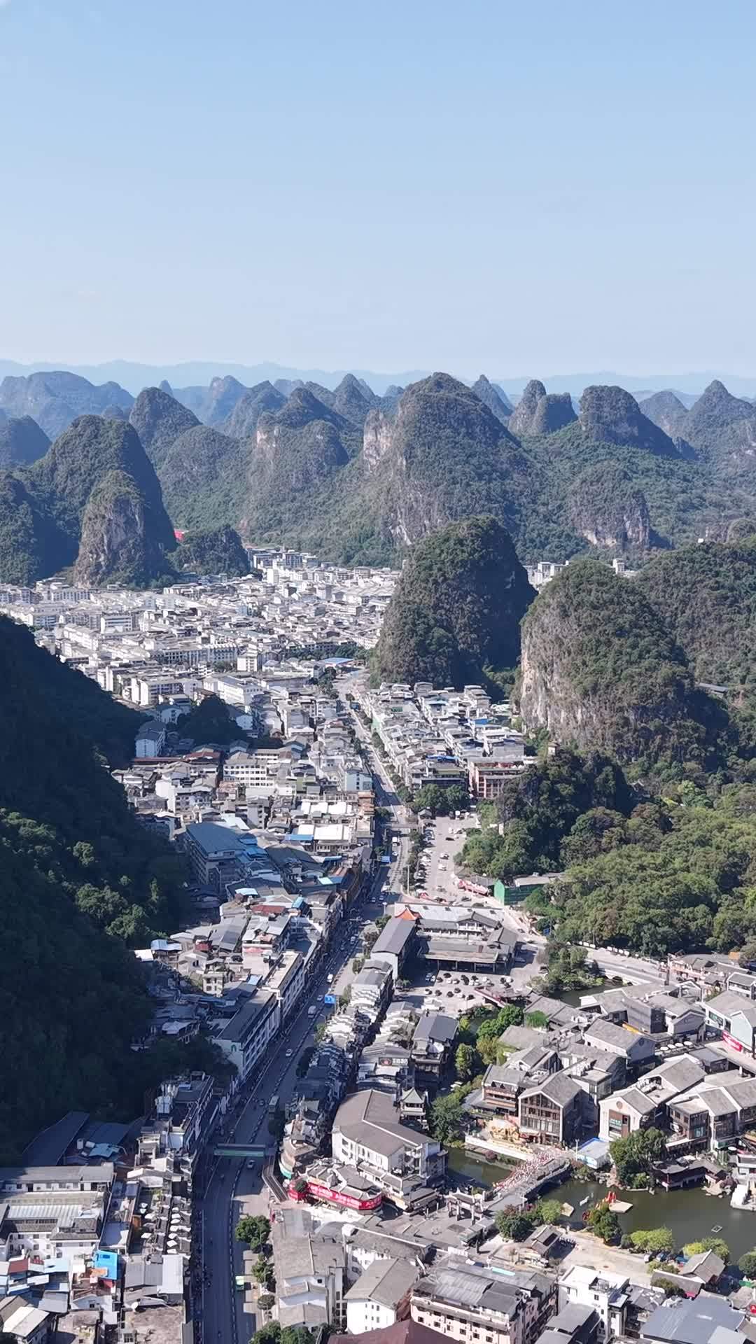 桂林山水间的小镇
