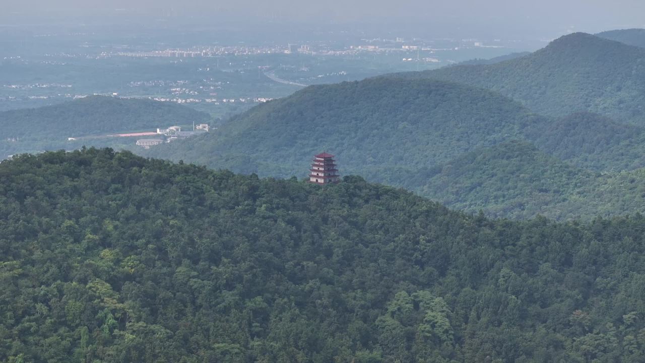 山巅塔影
