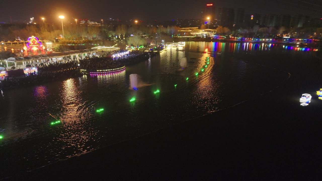 夜色中的水上乐园