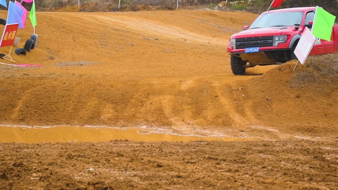 越野汽车  皮卡车经过水坑路段溅起泥水