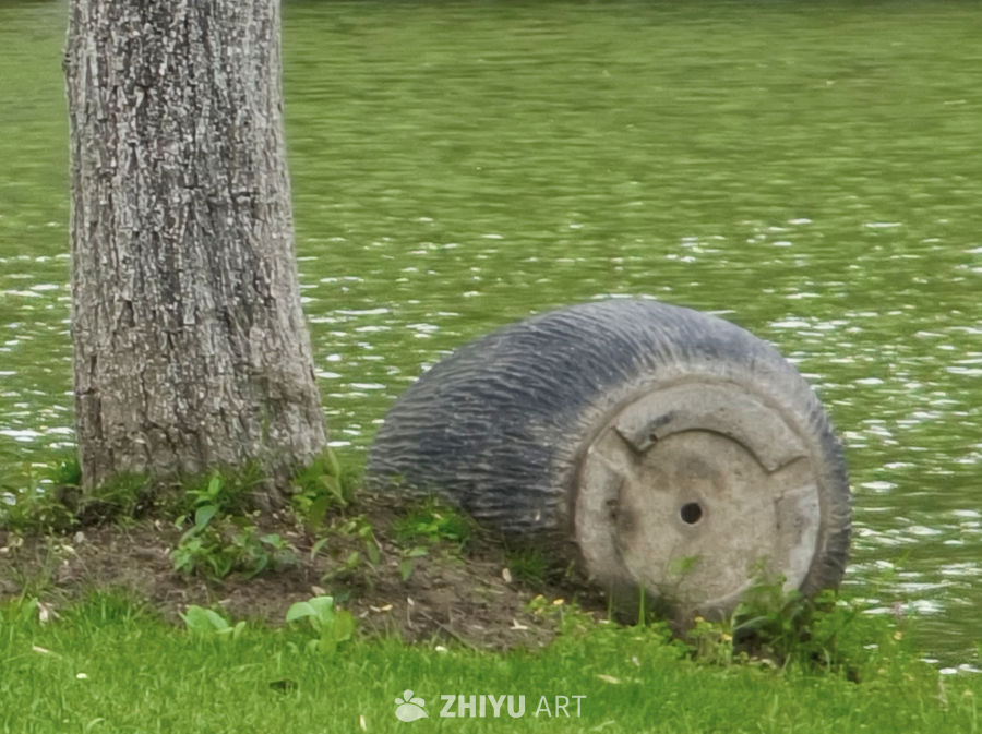 湖畔的木桶