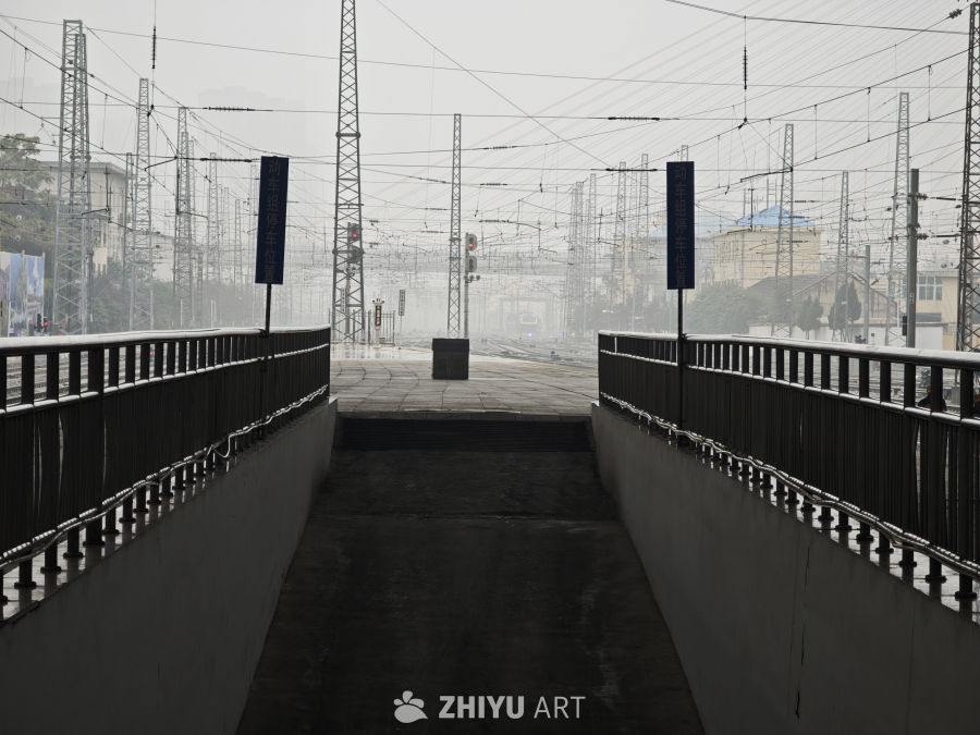 铁路天桥与雾中站场