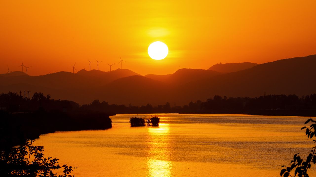 太阳日出日落夕阳逆光刺眼星芒