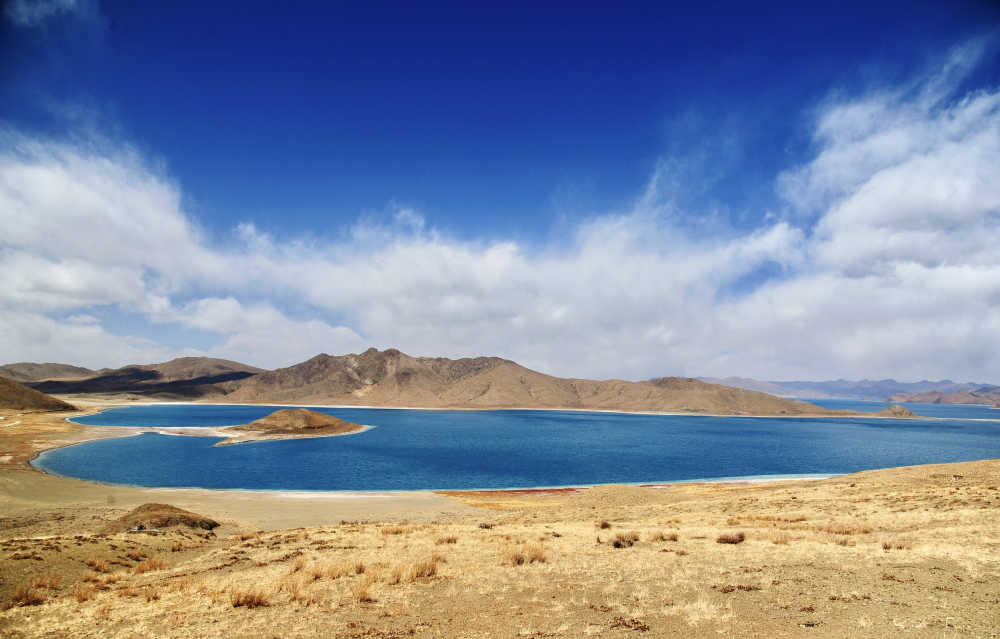 初春西藏深蓝色的羊卓雍措圣湖
