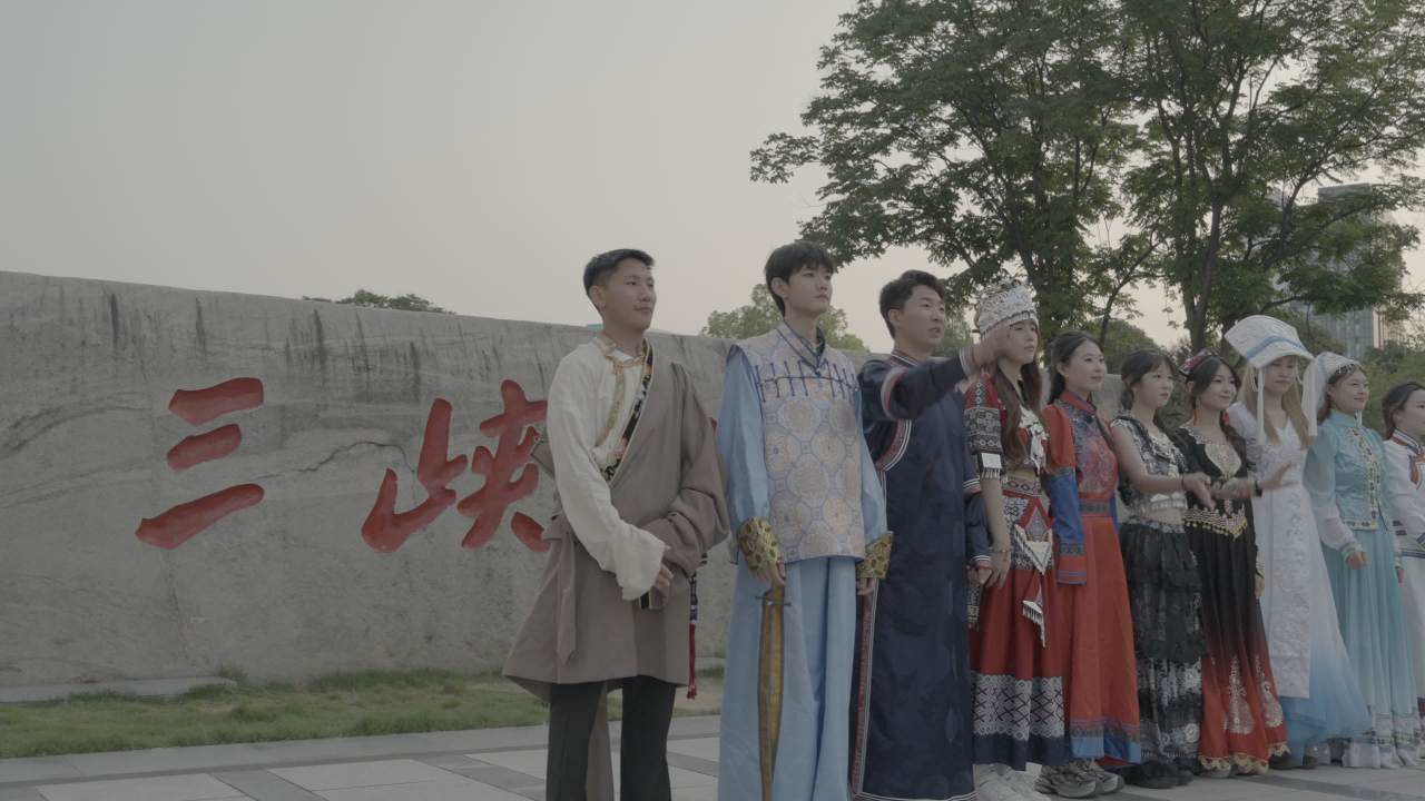 民族服饰集体舞动