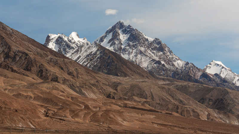 边境上的雪山