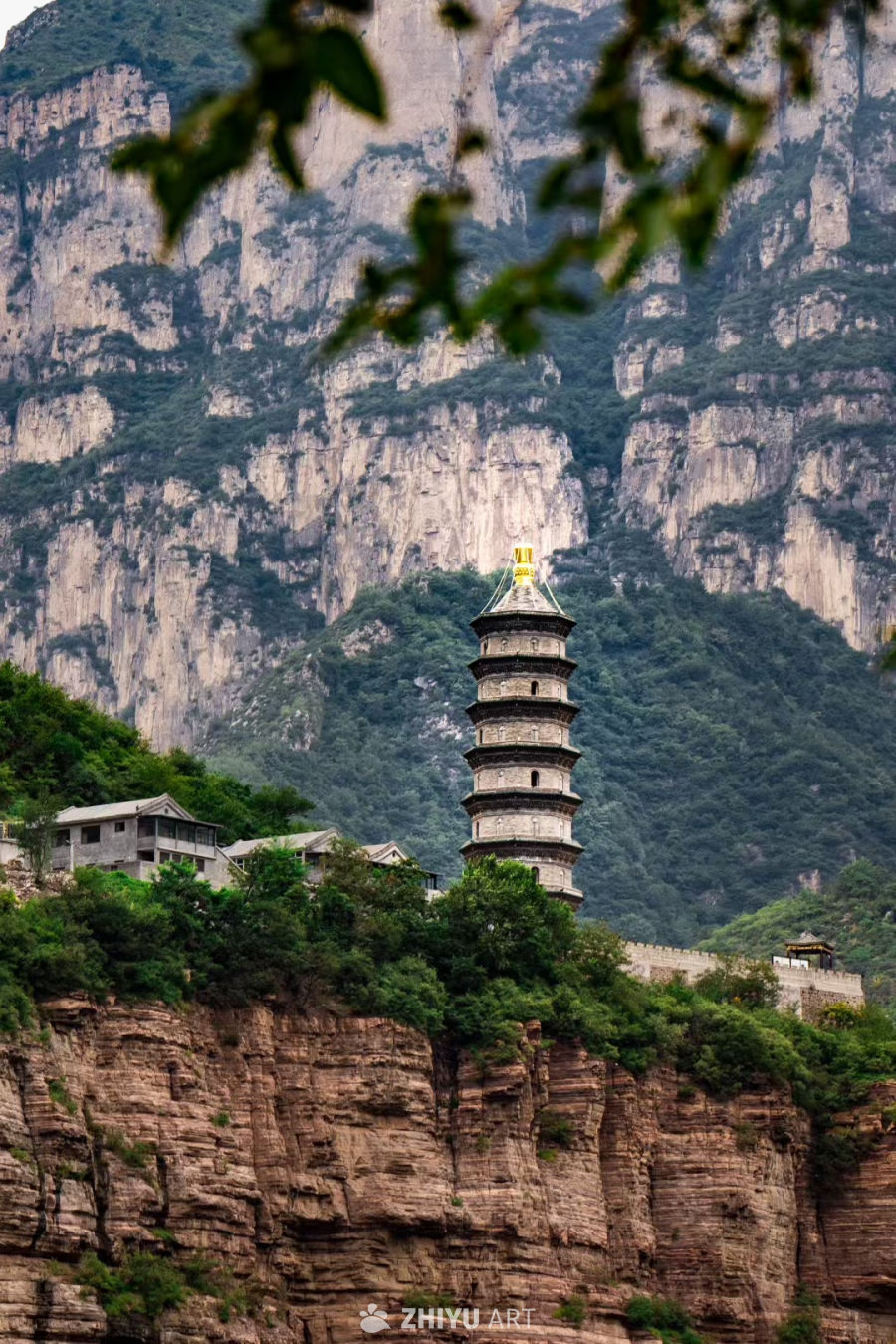 山崖古塔映翠峰
