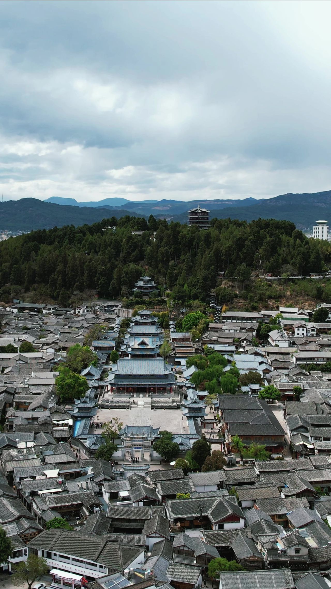 云南丽江大研古城竖屏航拍  