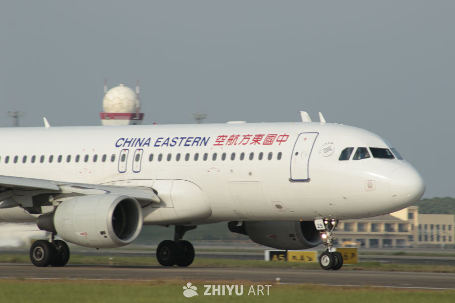 中国东方航空A320客机在机场跑道上