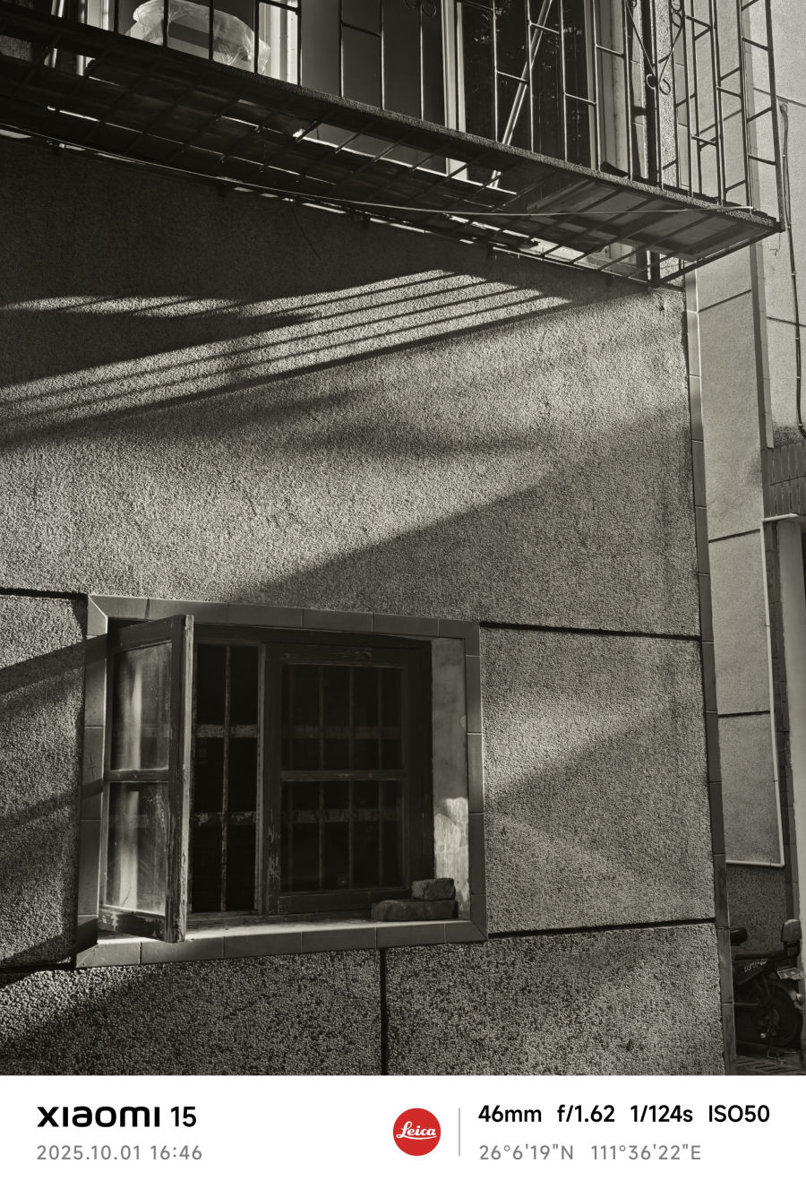 光影交错的窗与墙