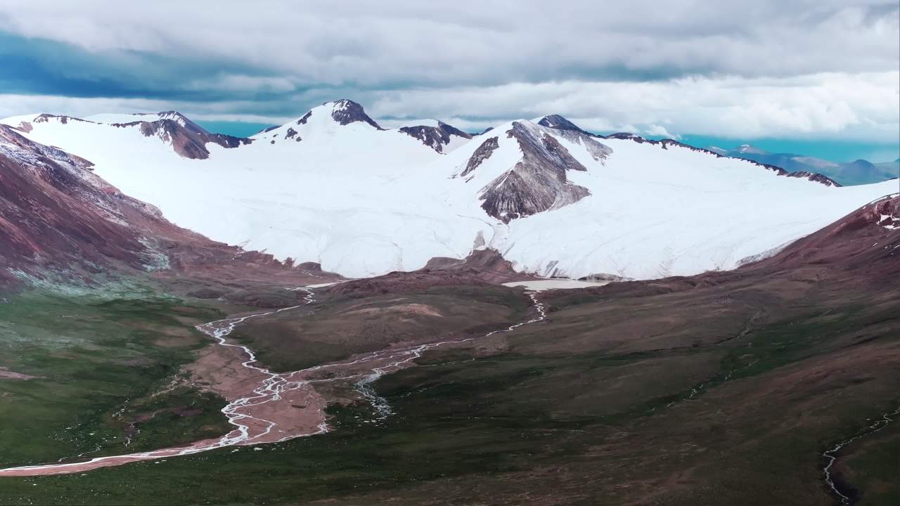 青藏高原唐古拉山雪山风光航拍