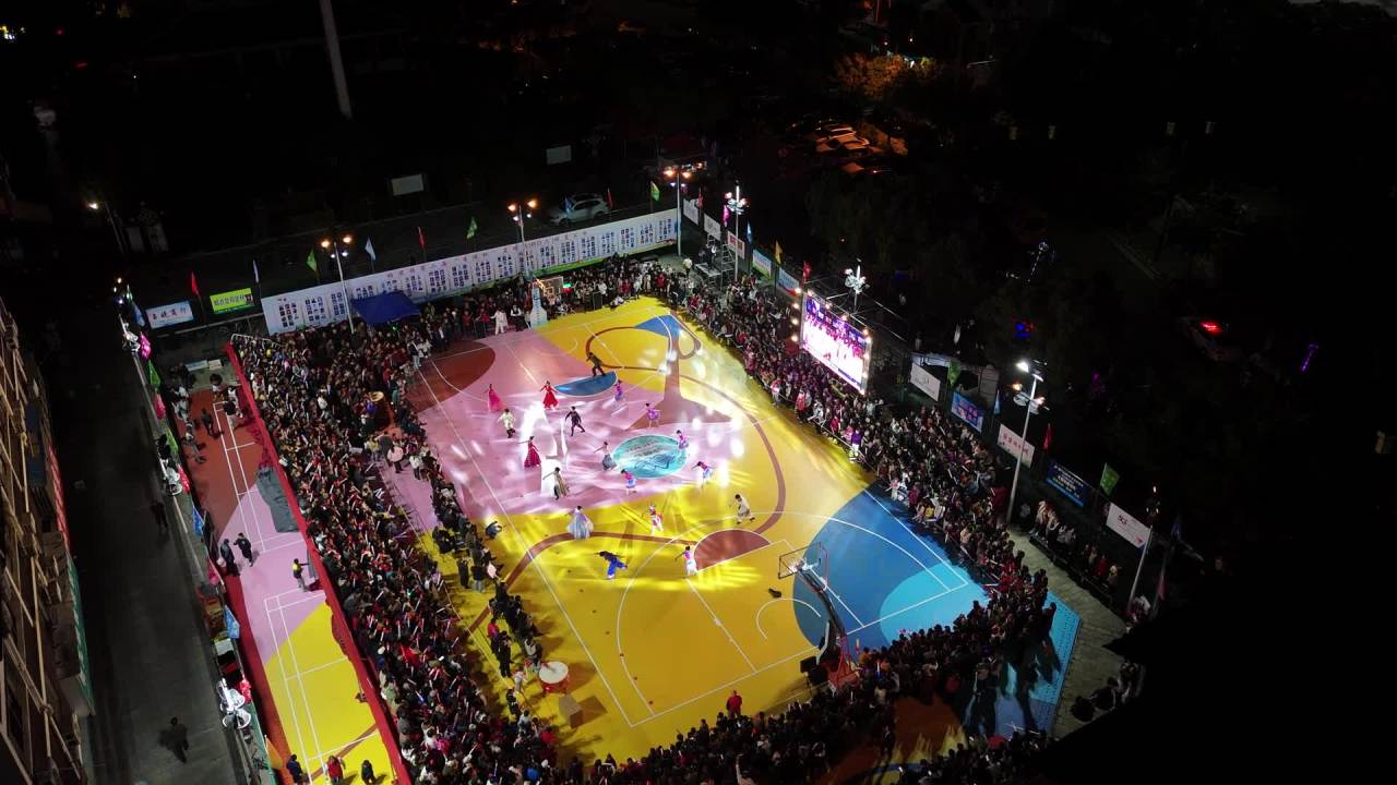 夜间篮球场表演盛况