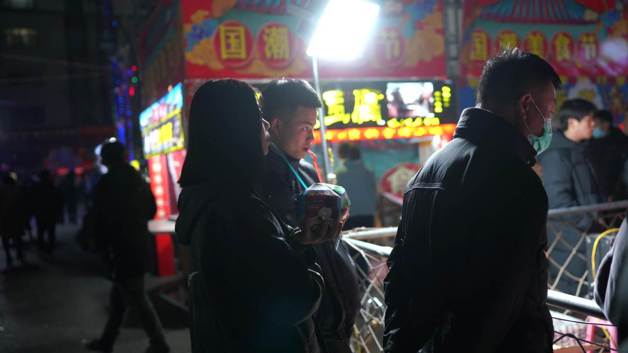夜市灯火下的交流