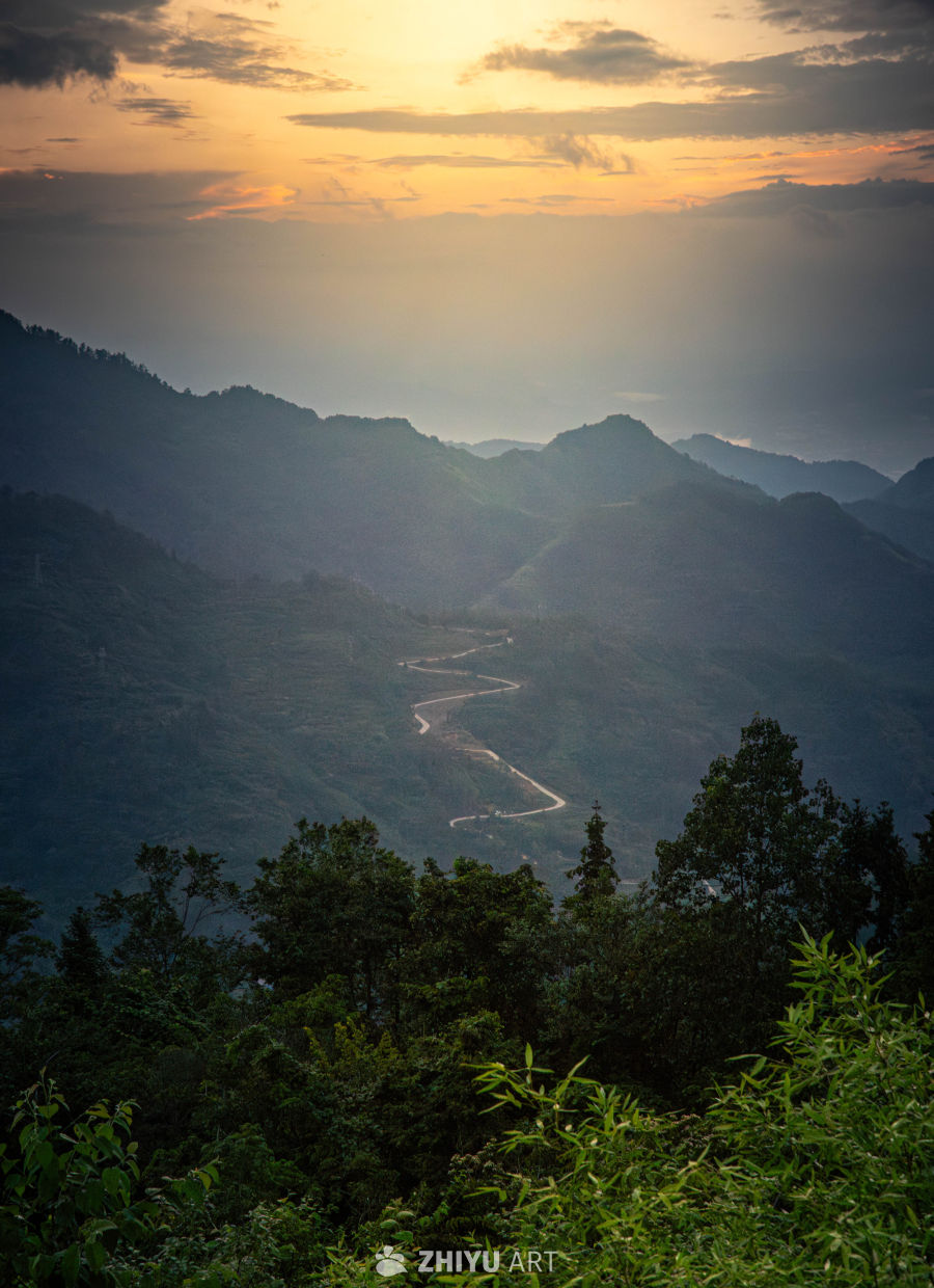 黄昏山间蜿蜒路