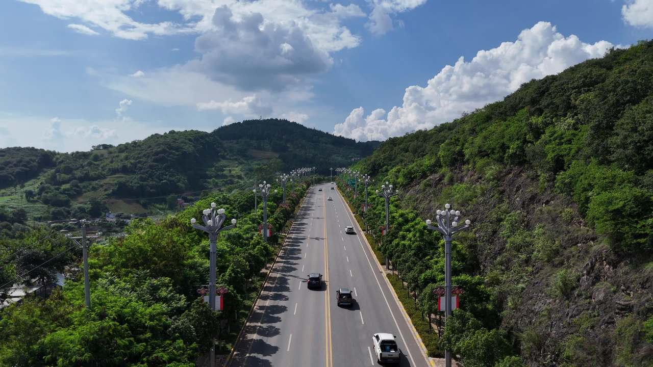 山间公路的宁静之旅