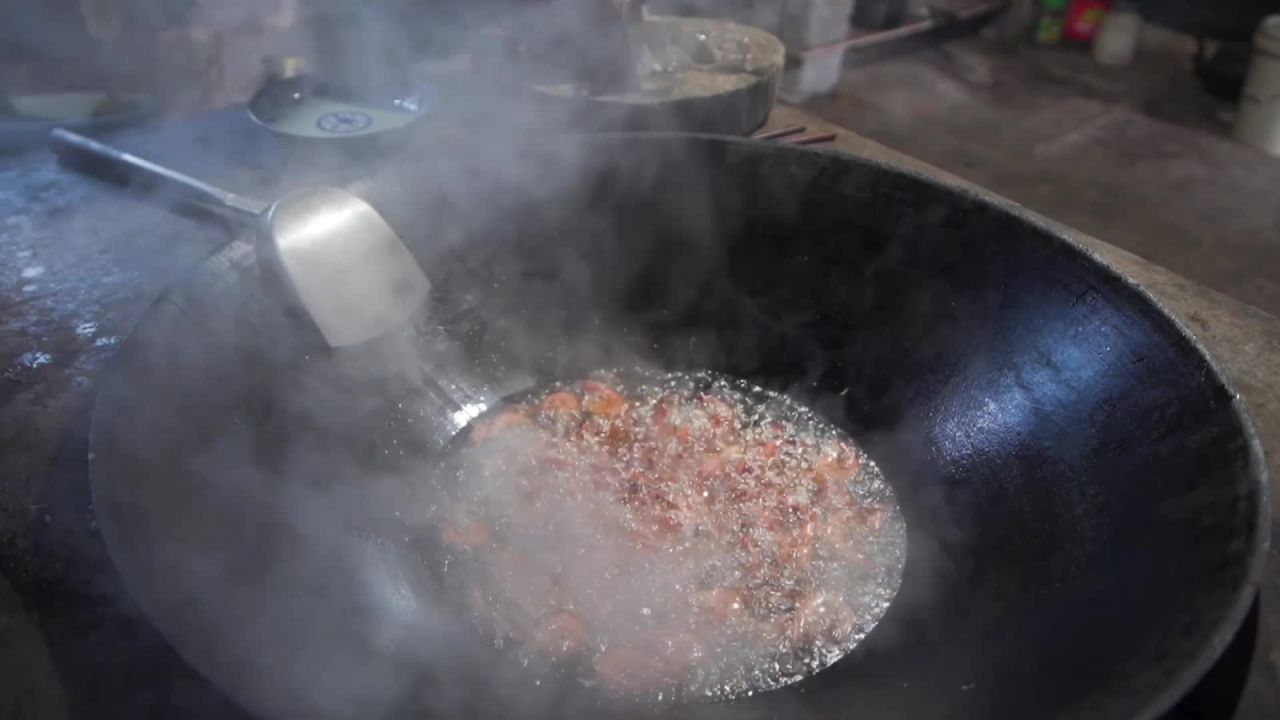热气腾腾的炒虾