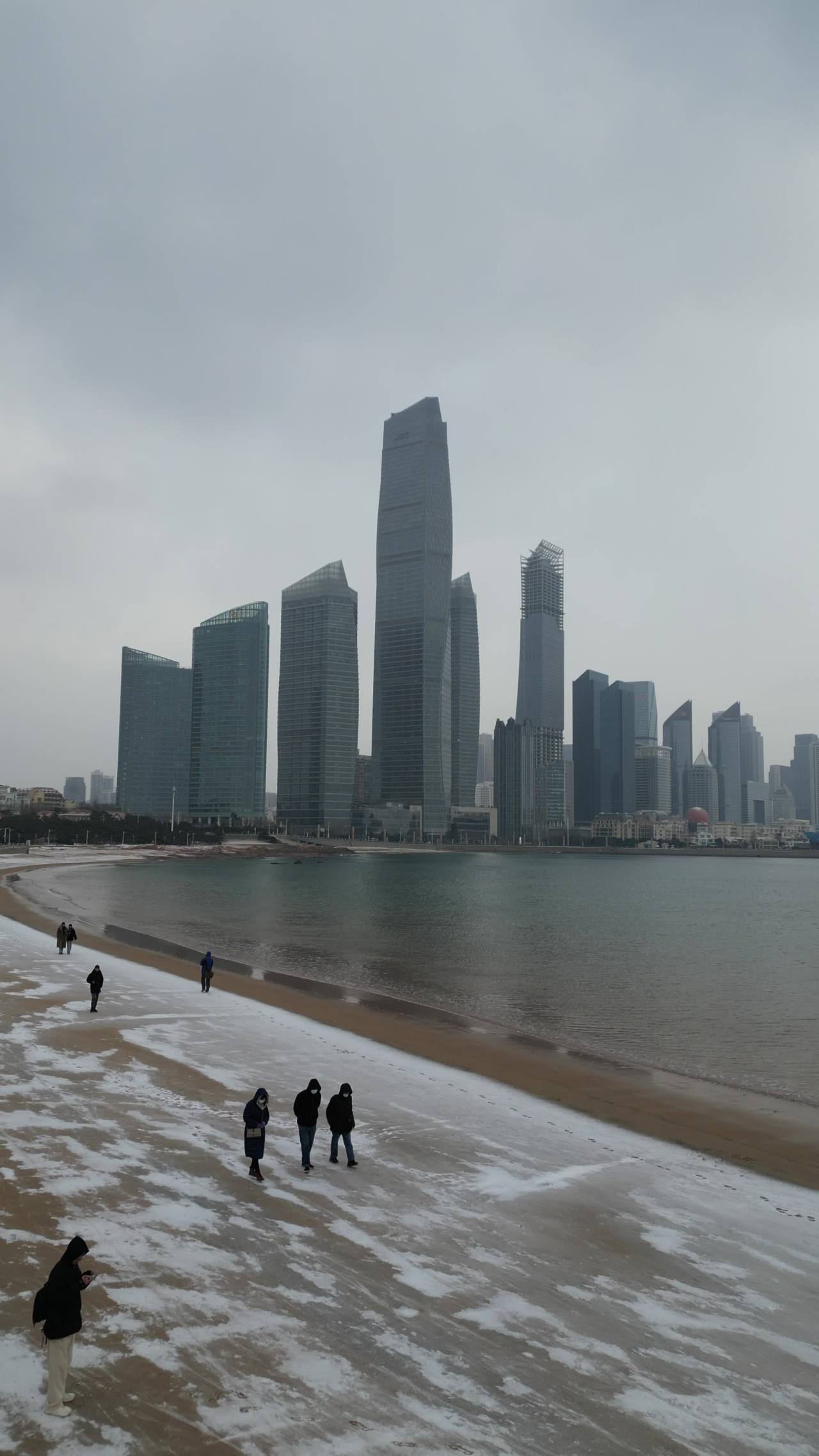 青岛第三海水浴场城市海边雪景航拍 9