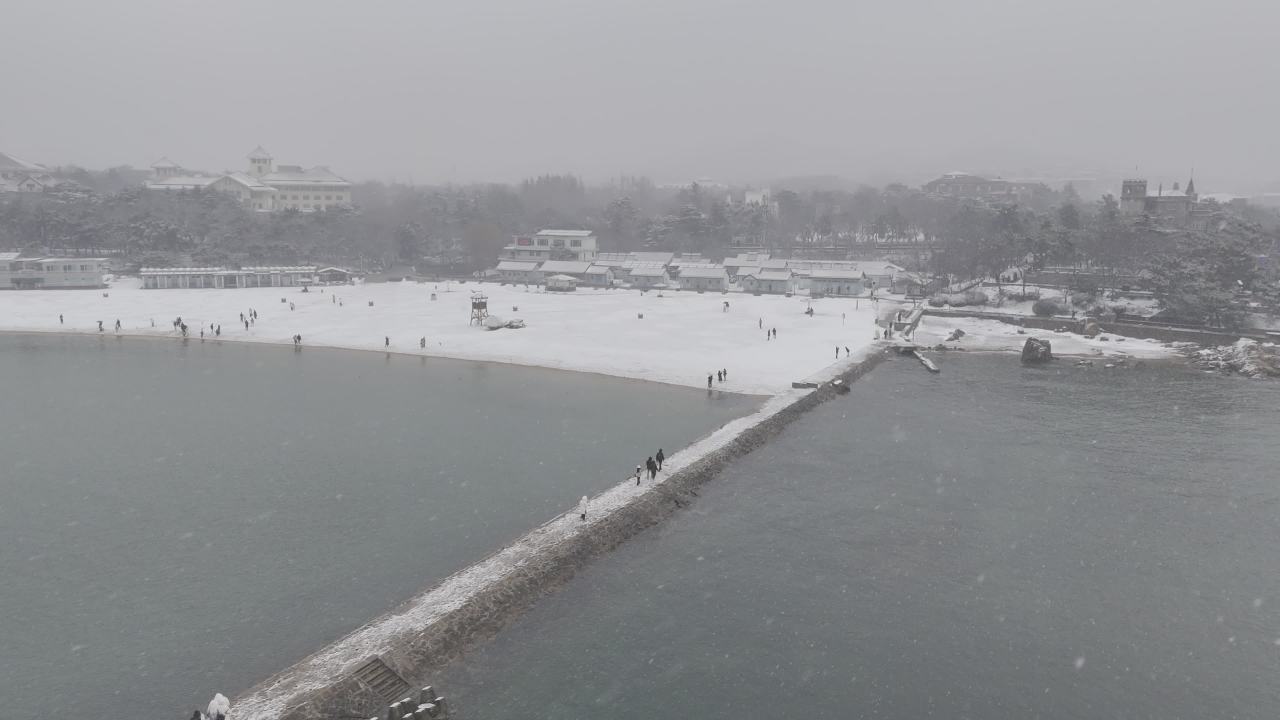 青岛第三海水浴场城市海边雪景航拍 1