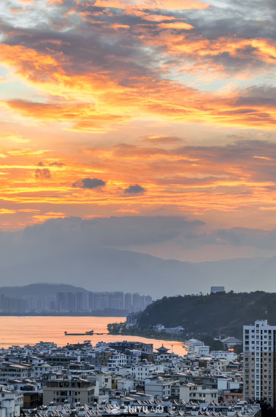 日落下的城市湖光