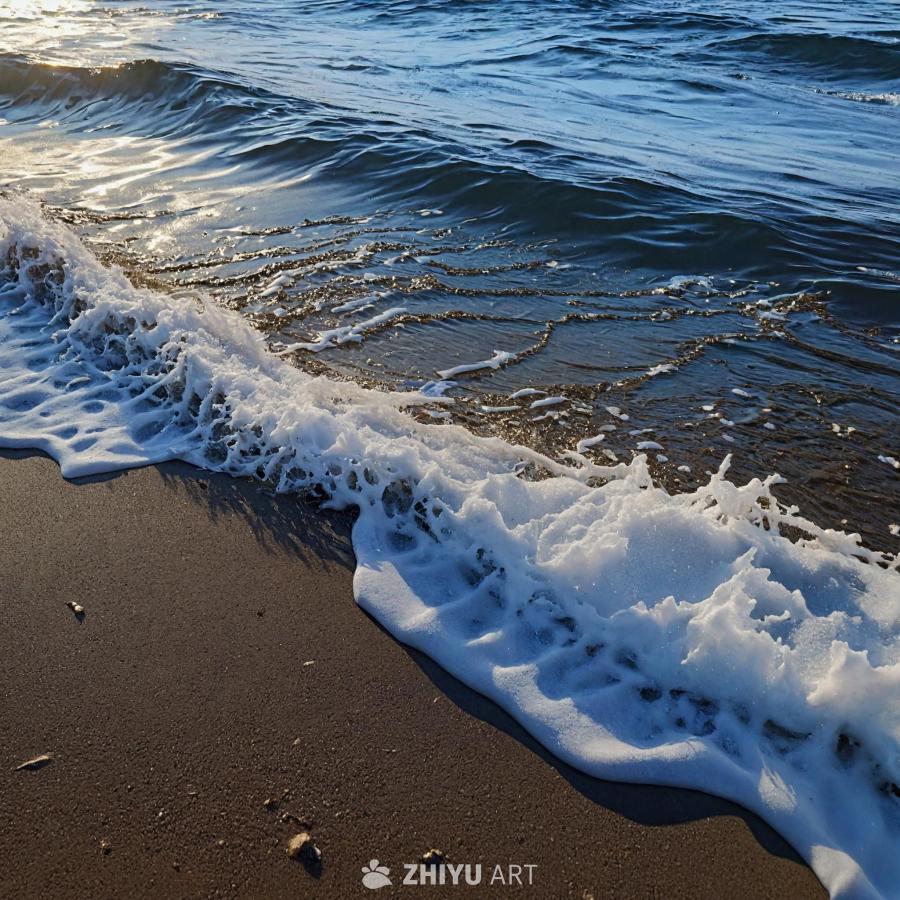 海滩上，海浪拍打着海岸。海浪呈现出深蓝色，具有轻微