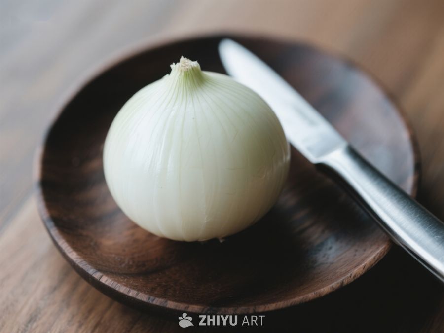 洋葱与刀置于木质盘中 581