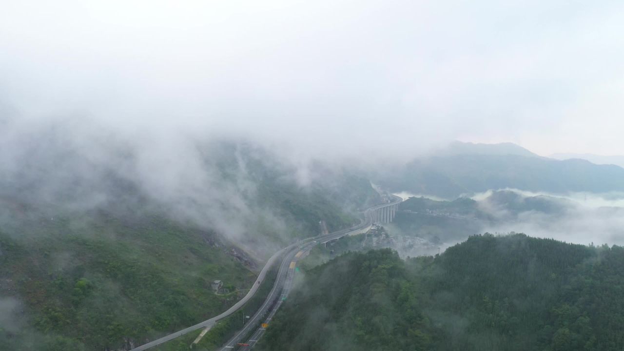 贵州高速公路云雾航拍