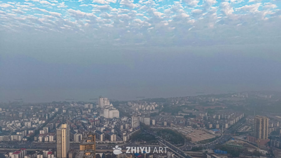 晨曦中的湖畔城市